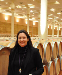 Marta Martinez-Bujanda im Fasskeller des Einzellagen-Weinguts Finca Valpiedra