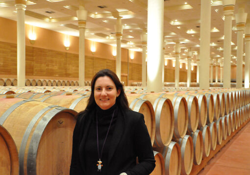 Marta Martinez-Bujanda im Fasskeller des Einzellagen-Weinguts Finca Valpiedra
